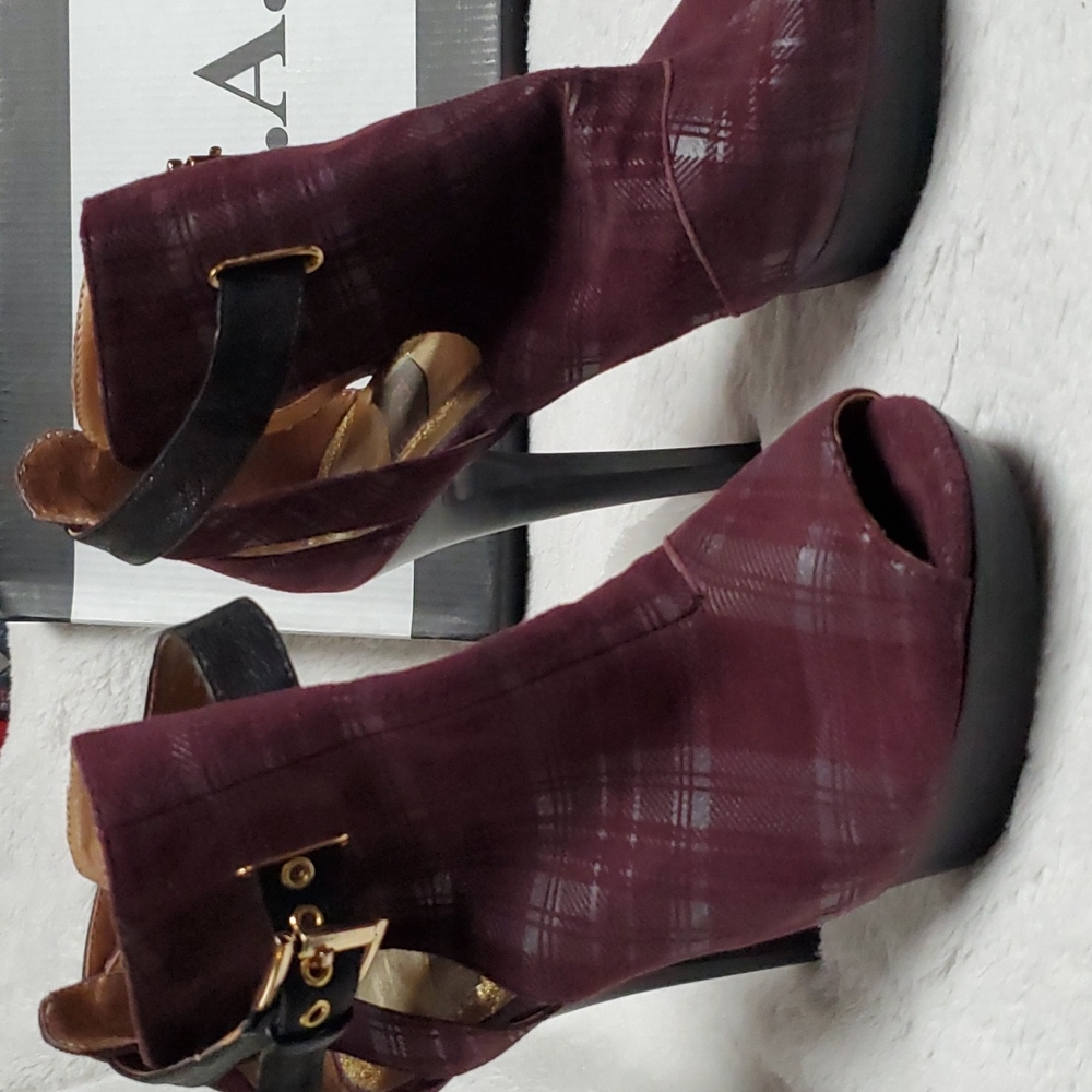N.Y.L.A. sz 7 purple plaid heels